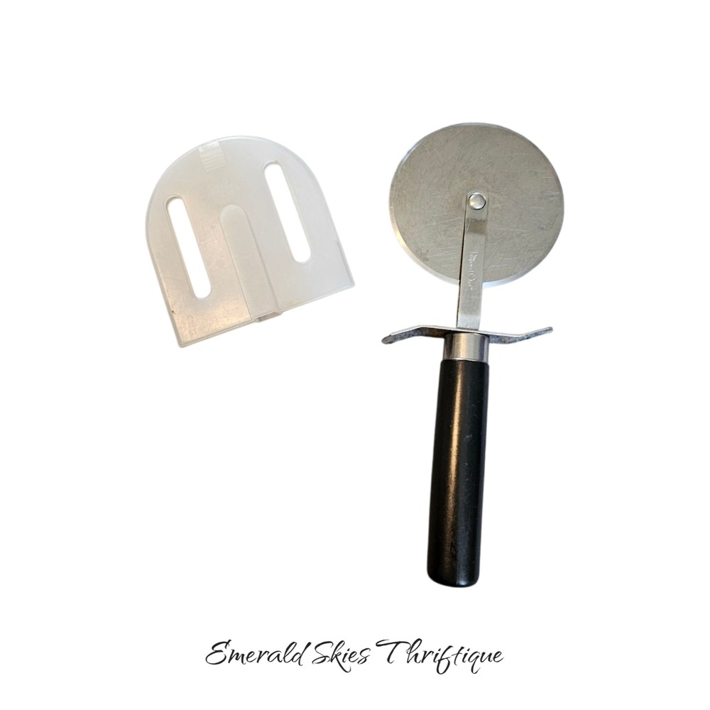 Pampered chef Pizza cutter with cover. free shipping